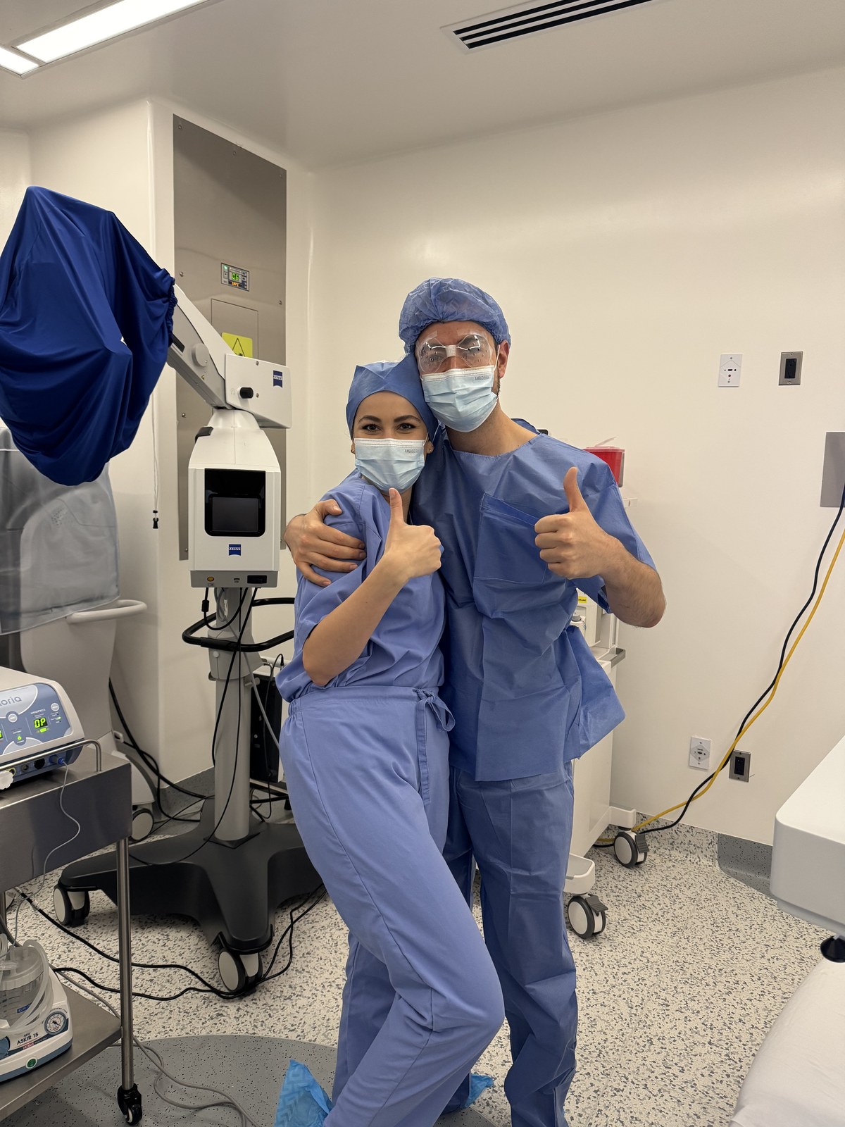 Dr. Ned Dávila and her team after a LASIK surgery